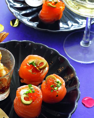 Закуска из красной рыбы с нежным сыром и икрой фото к рецепту