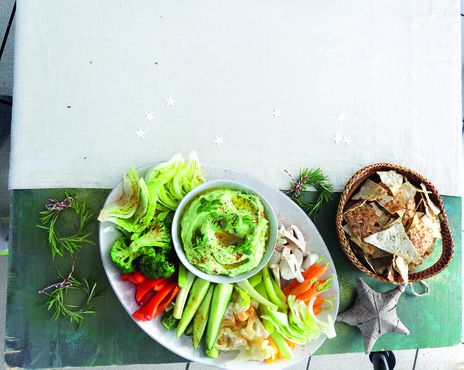 Крудите с&nbsp;хрустящими овощами, домашними чипсами и соусом из&nbsp;брынзы фото к рецепту