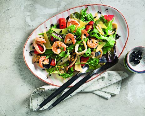 Салат с морепродуктами и&nbsp;зеленым миксом фото к рецепту