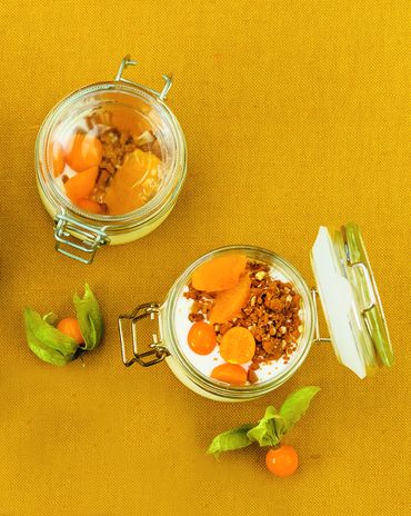 Йогурт с хрустящей посыпкой из имбирного печенья и свежими фруктами фото к рецепту