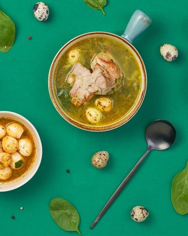 Щи с копченым окороком и маринованными перепелиными яйцами фото к рецепту