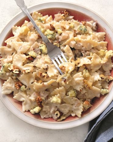 Фарфалле со сливочным соусом, голубым сыром, корнем сельдерея и орехами фото к рецепту