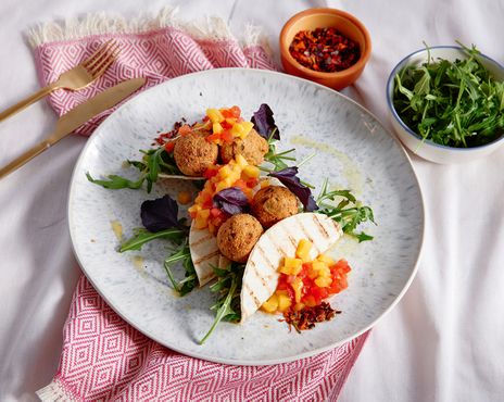 Фалафель с пряной сальсой из манго и кукурузными тако фото к рецепту