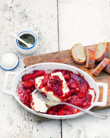 Фета, запеченная с помидорами и средиземноморскими травами фото к рецепту