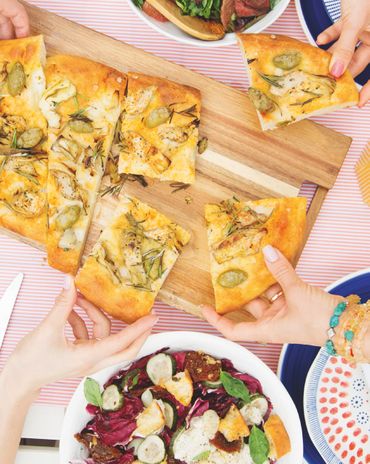 Фокачча с розмарином, оливками и артишоками фото к рецепту