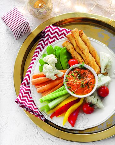 Хумус с&nbsp;печеным&nbsp;перцем и&nbsp;хрустящими овощами фото к рецепту