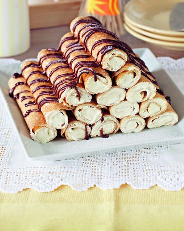 Блинный торт со сметанным кремом, изюмом и шоколадом фото к рецепту