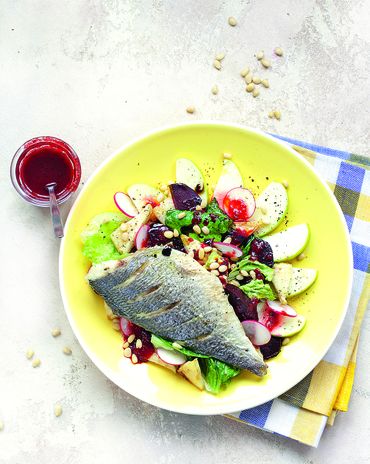 Дорада и салат с печеной свеклой, сельдереем и яблоками фото к рецепту
