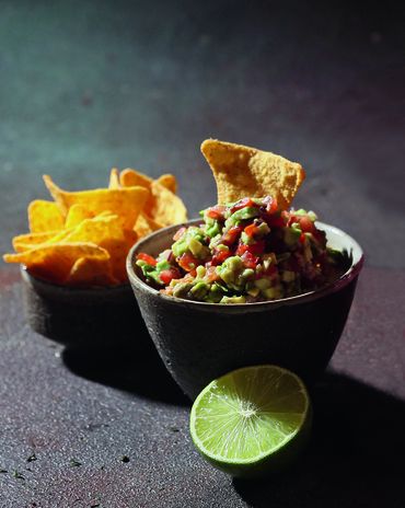 Гуакамоле с манго и чипсами Nachos фото к рецепту