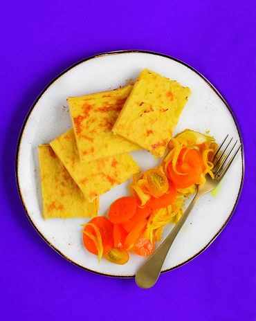 Картофельная «полента» с салатом из желтых помидоров и маринованного с&nbsp;куркумой лука фото к рецепту