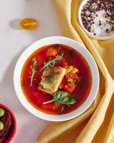 Копченый томатный суп с белой рыбой и кукурузой фото к рецепту
