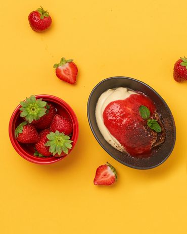 Клубничный тирамису с пряной хурмой и шоколадной крошкой фото к рецепту