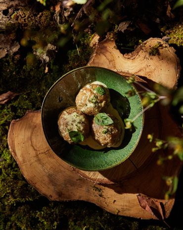 Куриные зразы с ореховой начинкой под сливочным соусом фото к рецепту