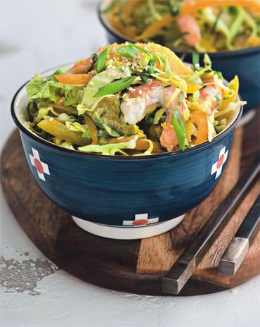 Капустный салат с креветками и кокосово-кунжутной заправкой фото к рецепту