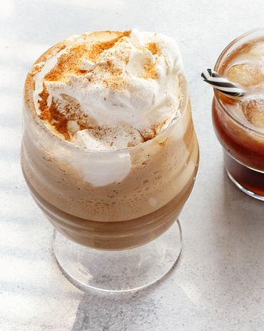 Кофе-фраппе со льдом и взбитыми сливками фото к рецепту