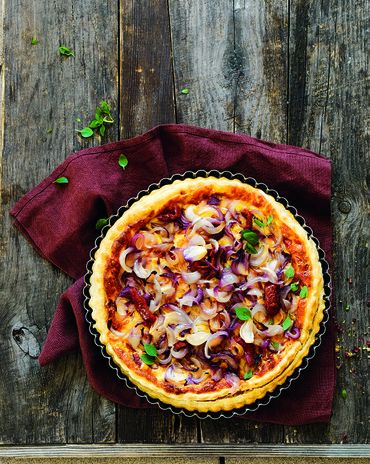 Киш со сладким луком и вялеными помидорами фото к рецепту