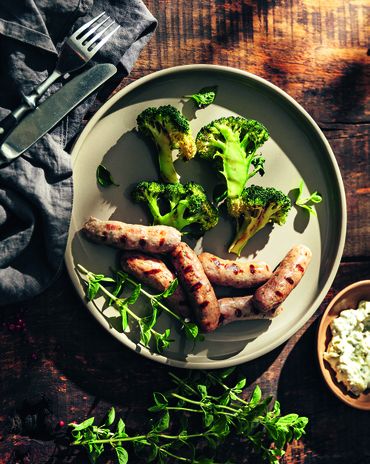 Купаты с соусом ремулад и хрустящей брокколи фото к рецепту