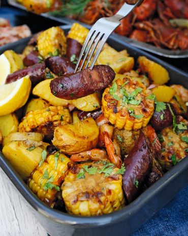 Колбаски, запеченные с кукурузой и креветками фото к рецепту