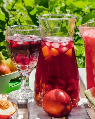 Красная сангрия с персиками и цитрусовыми фото к рецепту