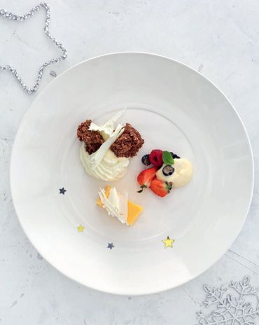 Морковный бисквит с мандариновой панакотой, свежими ягодами и сабайоном фото к рецепту