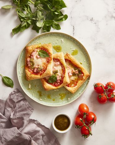 Мини-пиццы с сосисками, моцареллой и соусом песто фото к рецепту