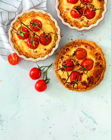 Мини-киши с черри, колбасой и козьим сыром фото к рецепту