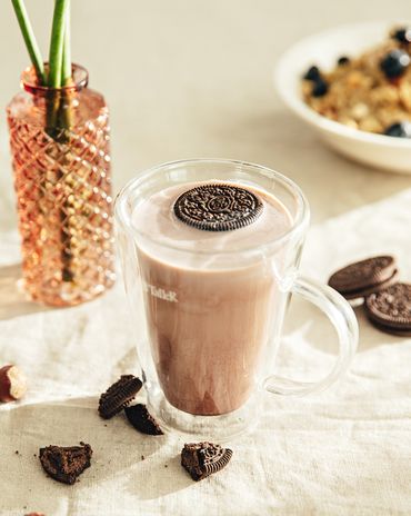 Молочный коктейль с&nbsp;какао и&nbsp;печеньем Oreo фото к рецепту