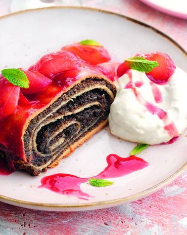 Маковый рулет с&nbsp;«пьяными» сливами фото к рецепту