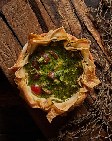 Открытый пирог с горбушей, шпинатом и помидорами черри фото к рецепту