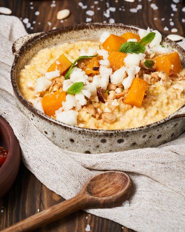 Пшенная каша с&nbsp;печеной тыквой и&nbsp;с крошкой из&nbsp;козьего сыра, орехов и&nbsp;мяты фото к рецепту