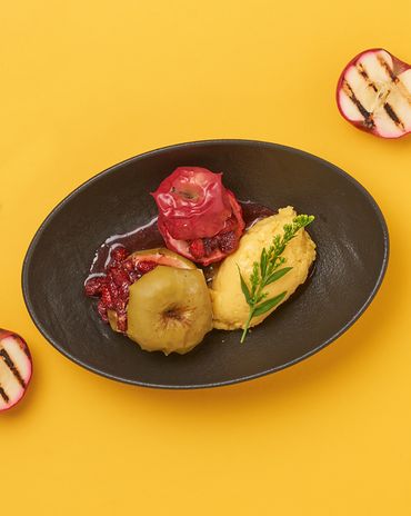 Печеные яблоки с земляникой и домашним манговым мороженым фото к рецепту