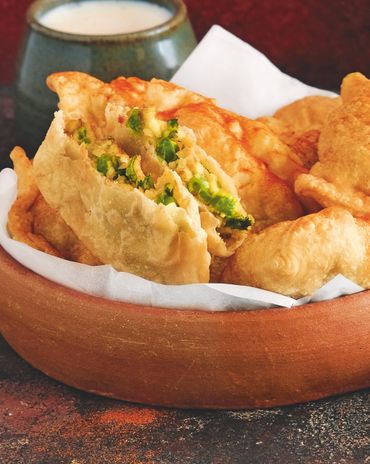 Пирожки самосы с картофелем, зеленым горошком и сыром фото к рецепту