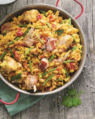 Паэлья с кроликом, беконом и фасолью фото к рецепту