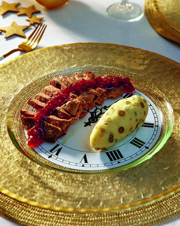 Ростбиф из говядины, картофельное пюре с&nbsp;маринованной черемшой и соус из бузины фото к рецепту