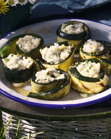 Рулеты из кабачков, запеченных на углях, с сыром и зеленью фото к рецепту