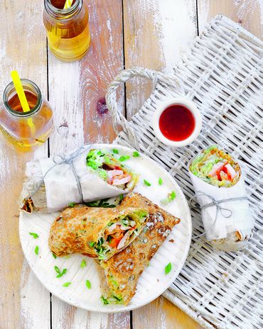 Ролл в лаваше с&nbsp;копченой курицей и&nbsp;азиатским капустным салатом фото к рецепту