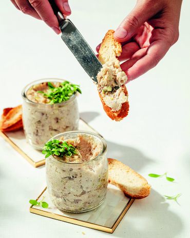 Рийет из копченой скумбрии с&nbsp;попкорном из гречки фото к рецепту