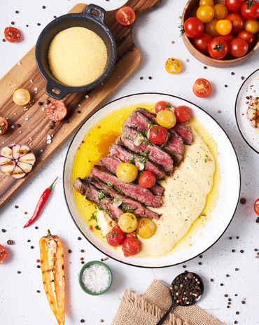 Стейк мачете (или стейк мясника) с&nbsp;гарниром из&nbsp;ароматной поленты и&nbsp;с маринованными помидорами фото к рецепту