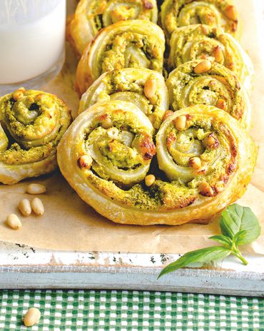 Слоеные ушки со сливочным сыром, соусом песто и кедровыми орешками фото к рецепту