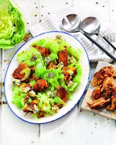 Салат с курицей гриль, голубым сыром и маринованным сельдереем фото к рецепту