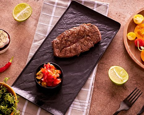 Стейк топ-блейд с&nbsp;сальсой из&nbsp;спелых томатов и&nbsp;с пряной кукурузой фото к рецепту