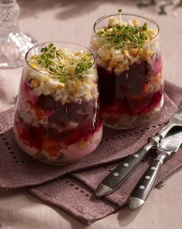 Селедка под шубой с подкопченным картофелем и свекольным майонезом фото к рецепту