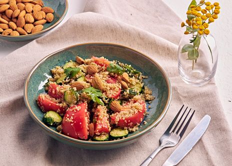 Салат из киноа с томатами, огурцами и миндалем фото к рецепту