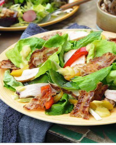 Салат с копченой птицей, беконом и сладким перцем фото к рецепту
