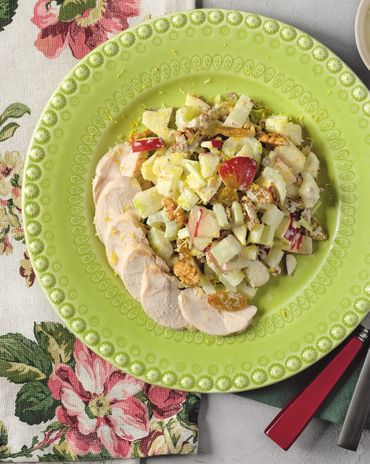 Салат с запеченной куриной грудкой и сельдереем фото к рецепту