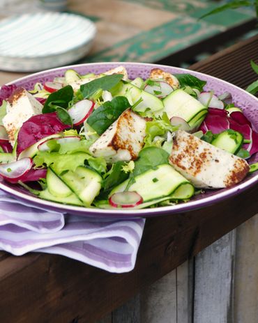 Салат с маринованными кабачками и жареным сулугуни фото к рецепту