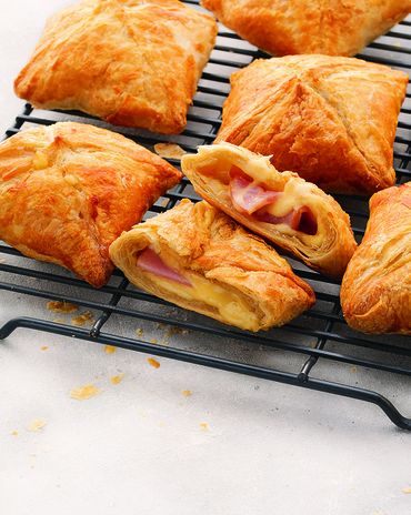 Слойки с ветчиной и&nbsp;сыром фото к рецепту