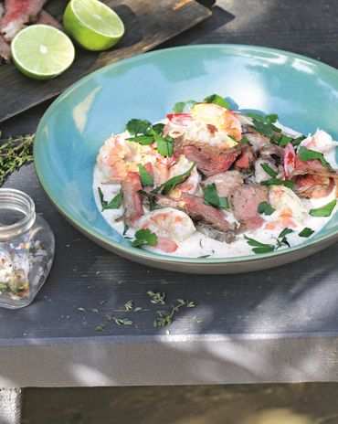 «Серф энд терф» (Surf and turf) из говяжьей лопатки с креветками и кокосовым молоком фото к рецепту