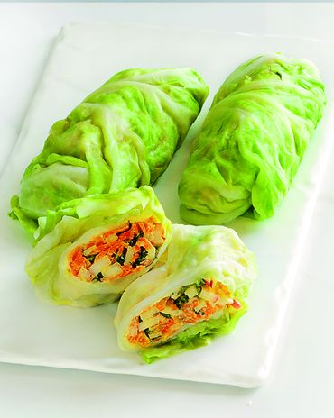 Сыроедческий рэп с&nbsp;яблоками, морковью и&nbsp;кунжутным соусом фото к рецепту