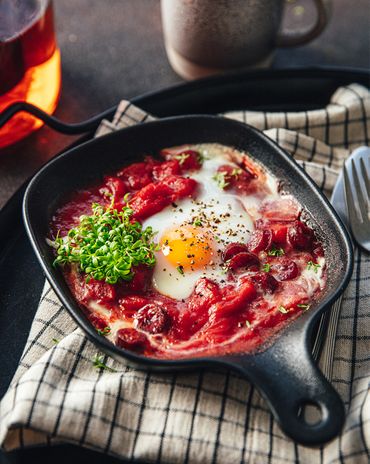 Шакшука с&nbsp;охотничьими колбасками фото к рецепту